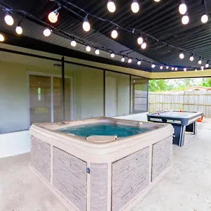 Holiday home Delray Family House With Hot Tub