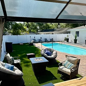  Holiday home Newly Reno - Backyard Oasis, South Pool